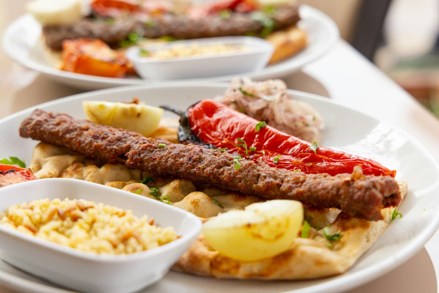 Közlenmiş biberle servis edilen Adana kebap