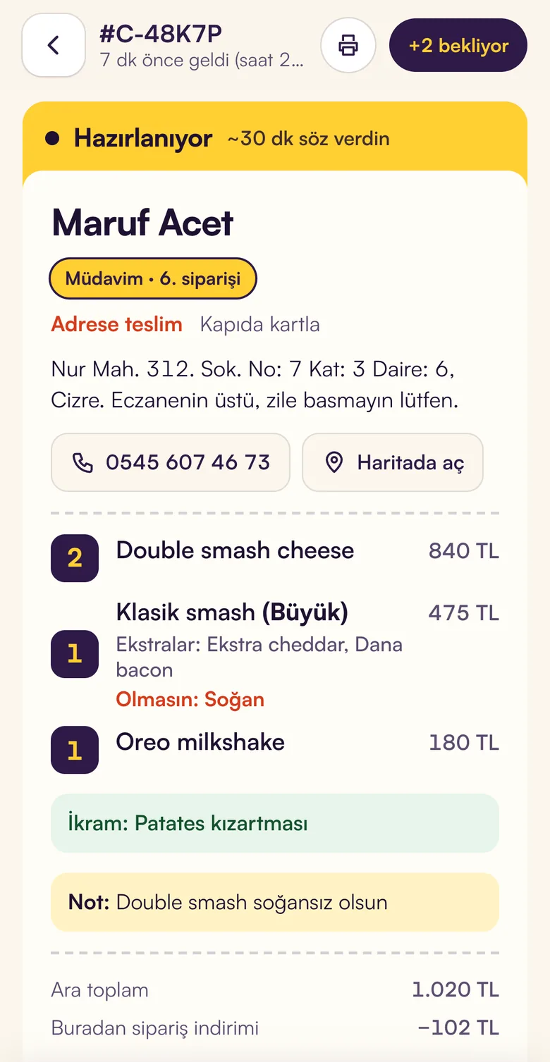 Sipariş kartı: müşteri adı, müdavim etiketi, ürünler, ekstralar ve Yola çıktı düğmesi